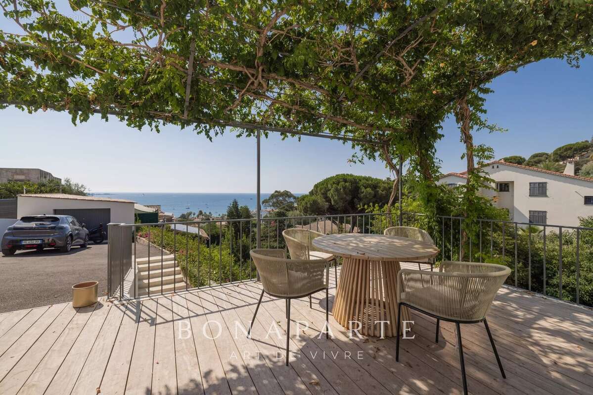 Aux portes de SUPER CANNES, élégante villa entiérement rénové - vue mer panoramique - position dominante - photo 25