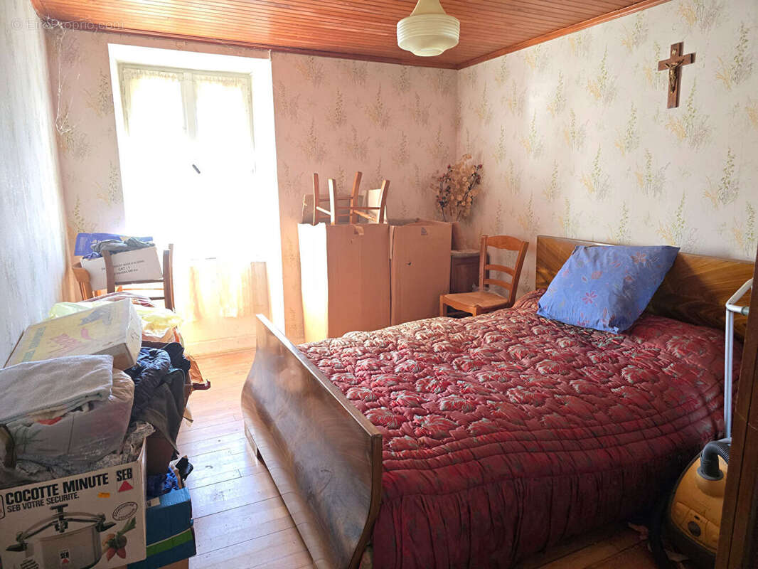 Corps de ferme avec maison et 2 granges - Trémouilles - photo 10