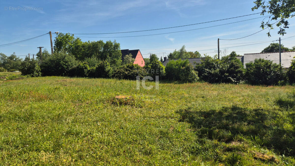 Terrain à SAINT-ETIENNE-DE-MONTLUC