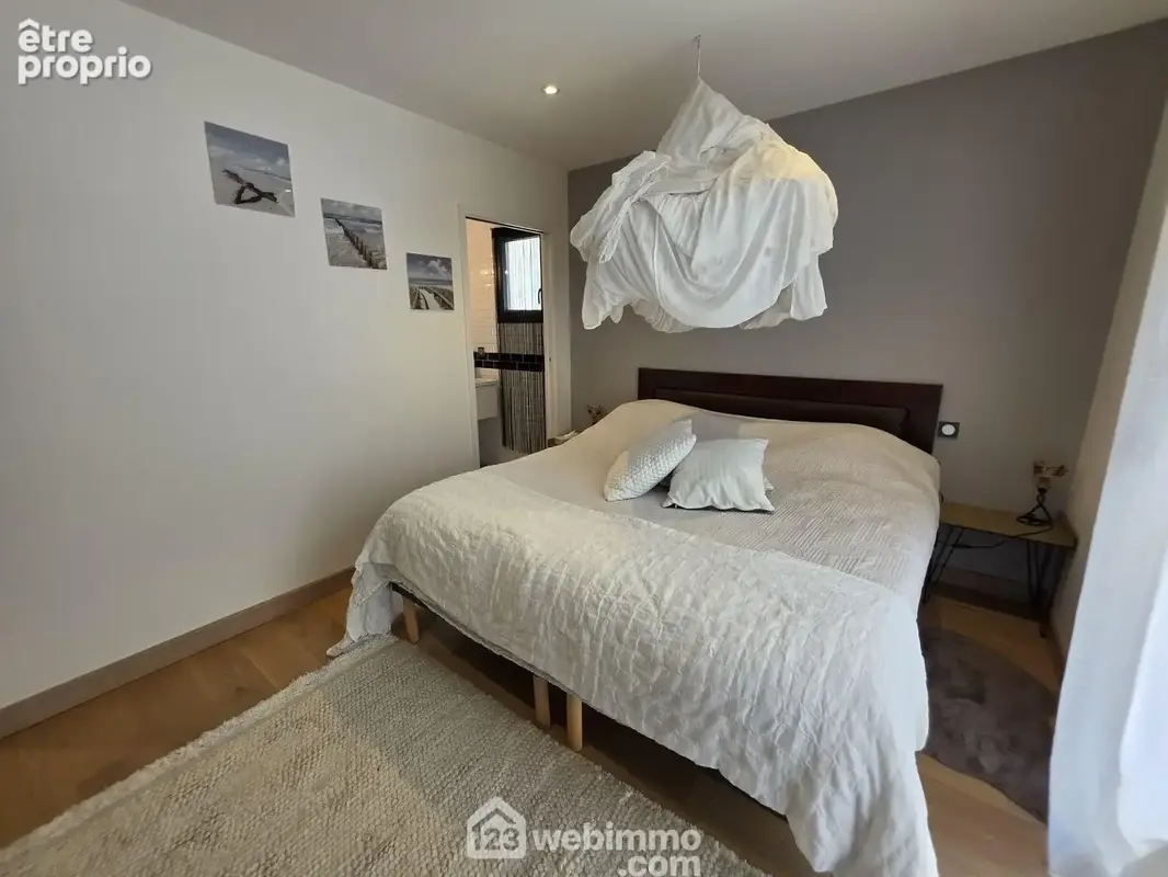 Le rez de chaussée comporte également une chambre