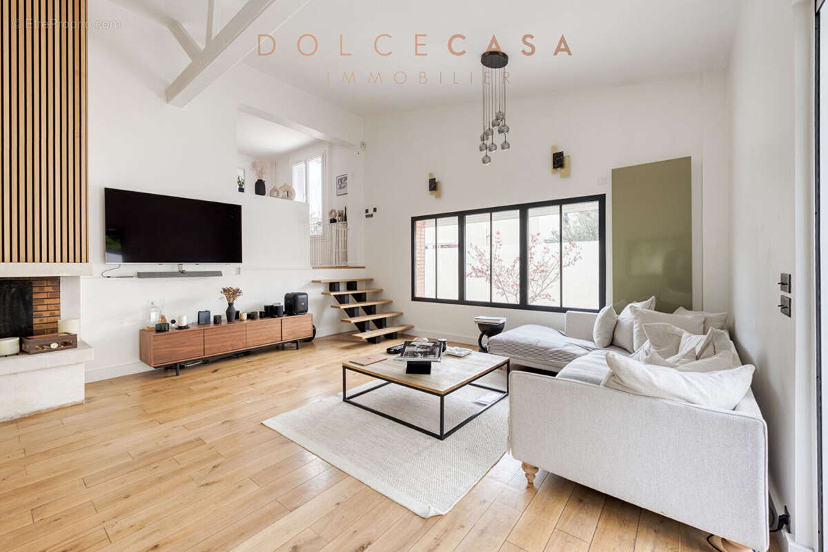 Limite NOGENT SUR MARNE - Maison de 210 m2 avec dépendance - photo 3