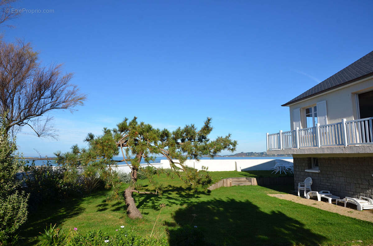 Maison à TREDREZ-LOCQUEMEAU