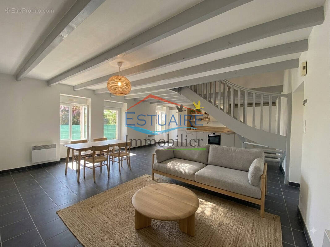 Transformé par l'IA - Maison à SAVENAY