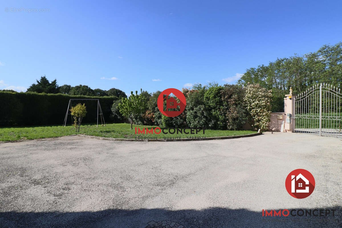 Maison à LAUDUN-L'ARDOISE