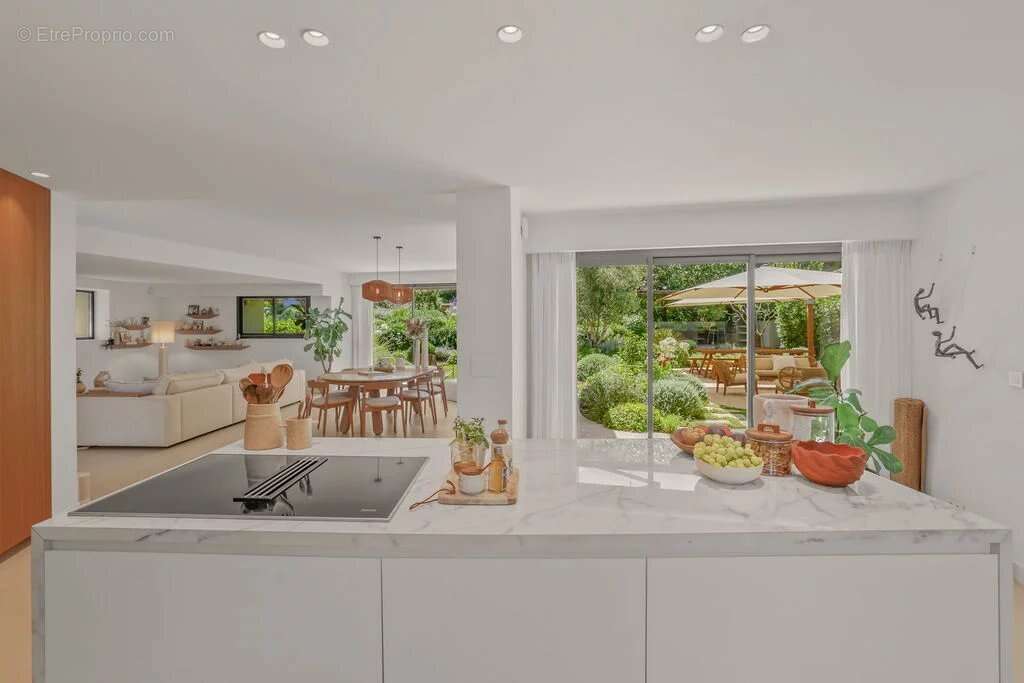 Le Cannet - Quartier résidentiel - Elégante villa de plain-pied avec jardin luxuriant , piscine. Calme absolu - photo 14