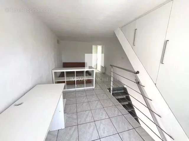 À VENDRE – Charmant T2 duplex rénové avec terrasse et parking – Carqueiranne (83320) - photo 6