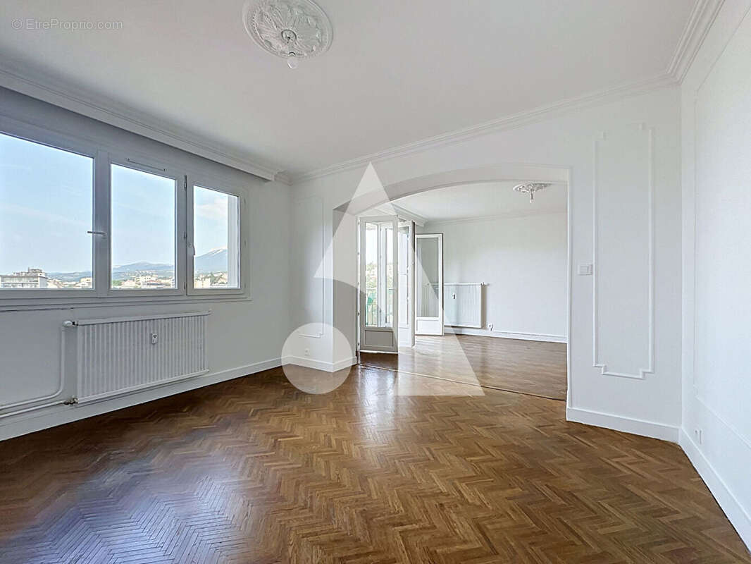 NOUVEAUTÉ - Appartement T4 transformé en T3 avec garage, cave et cheminée - Gap ! - photo 2