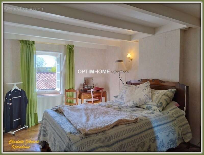 Maison à MONTMOREAU-SAINT-CYBARD