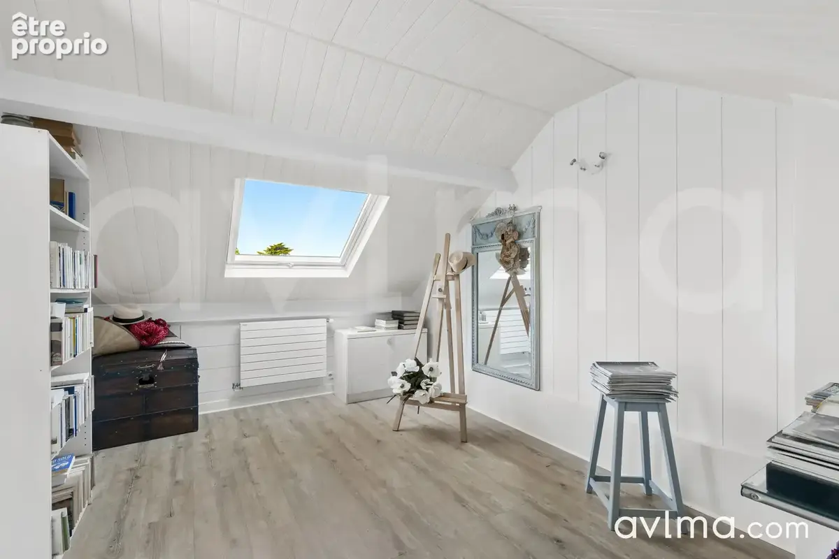 L'impression d'une maison  au dernier étage d'une résidence arborée. - photo 14