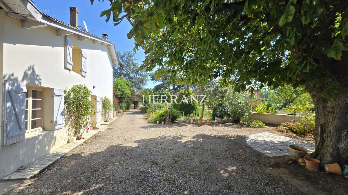 Maison en pierre - 139 m2 - Jardin et Garage - photo 16