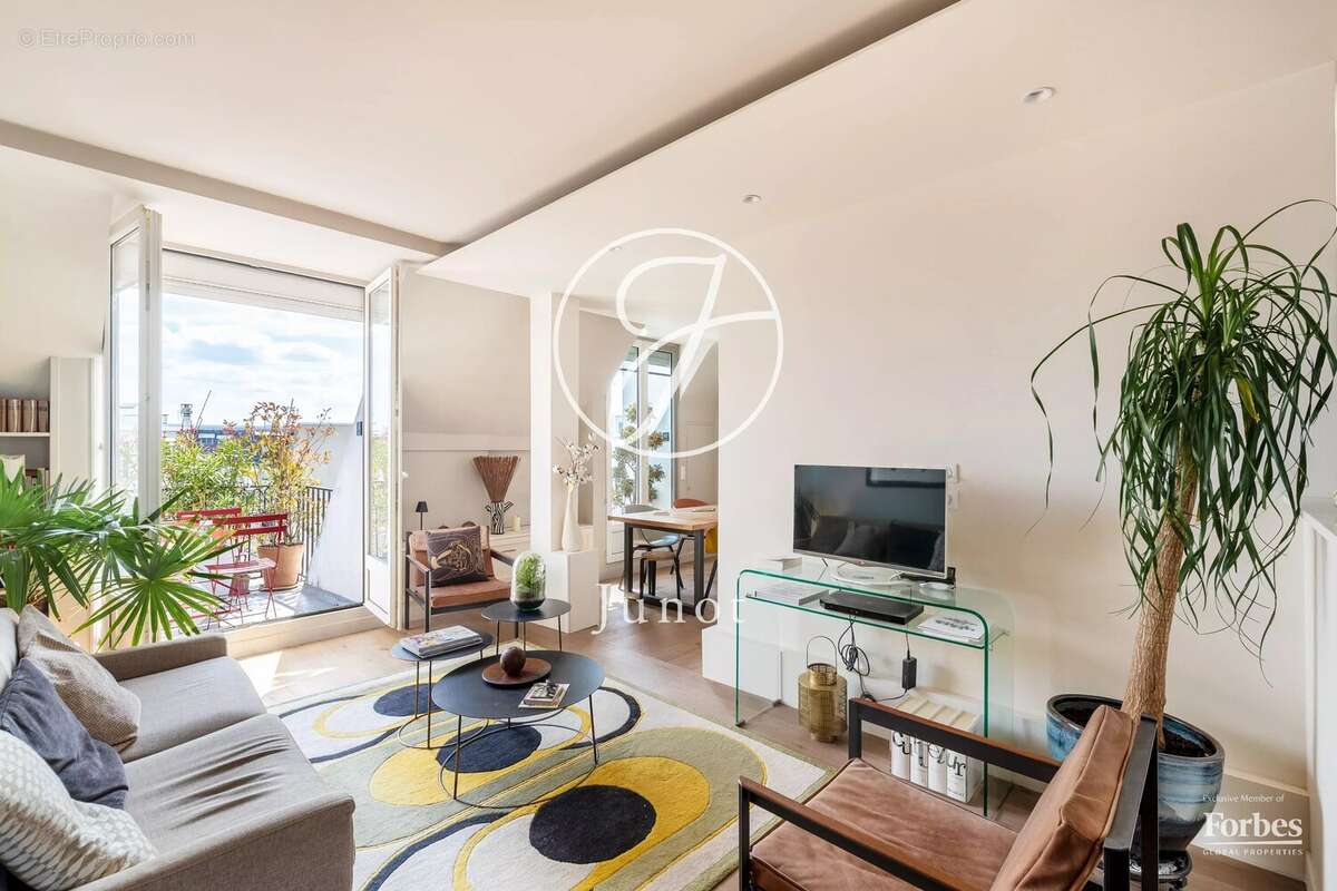 Paris 18e - MONTMARTRE / JARDINS DU SACRÉ-CŒUR -  Grand 2 pièces - 58,09m² Carrez - 60,25m² au sol - Terrasses - Vues dégagées - photo 2