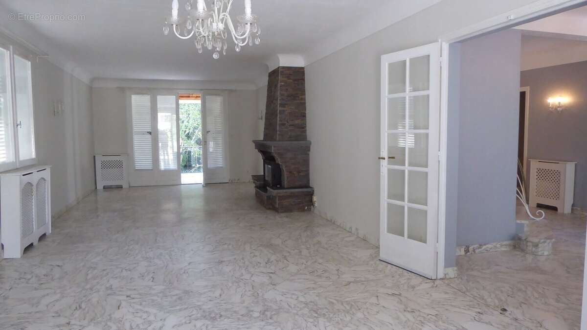 Maison contemporaine 200 m² avec T3 indépendant, piscine, terrain 1300 m²  proche lac  sans vis-à-vis  fort potentiel - photo 3
