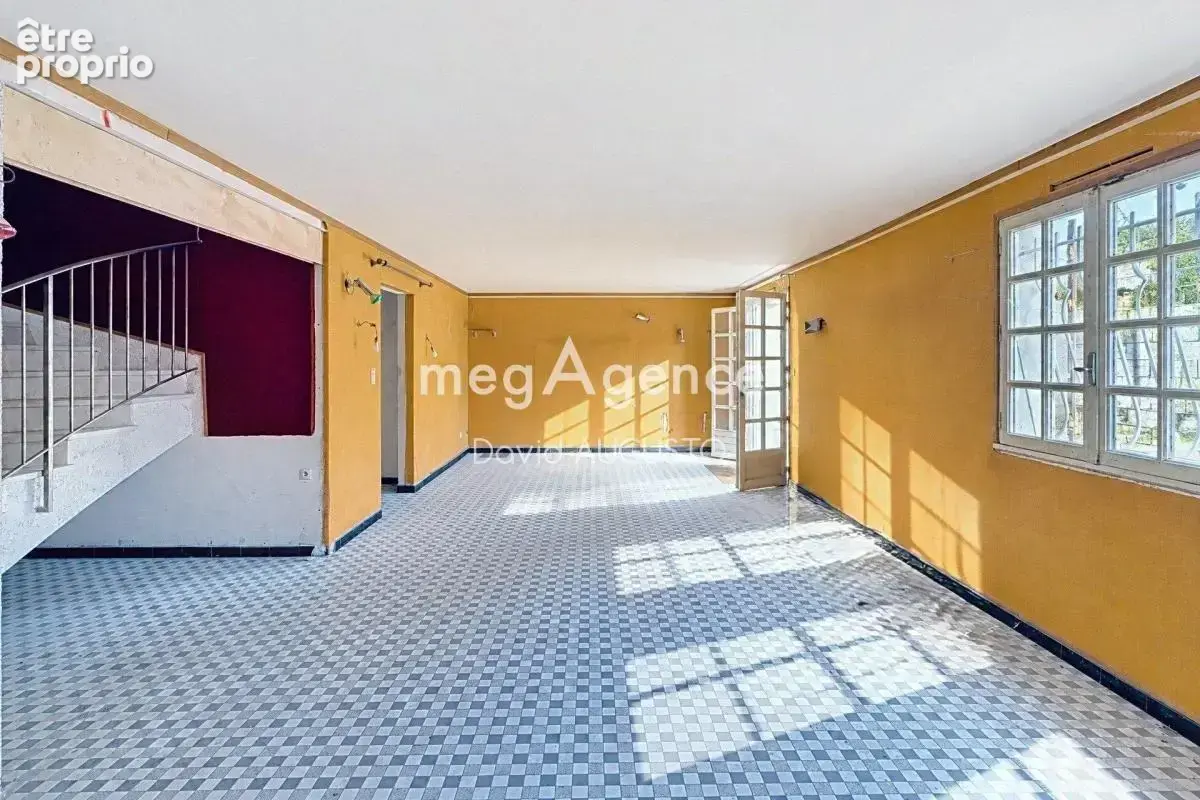 Rare à Tassin le Bourg, maison sur sous-sol complet, terrain de 900m2 - photo 8