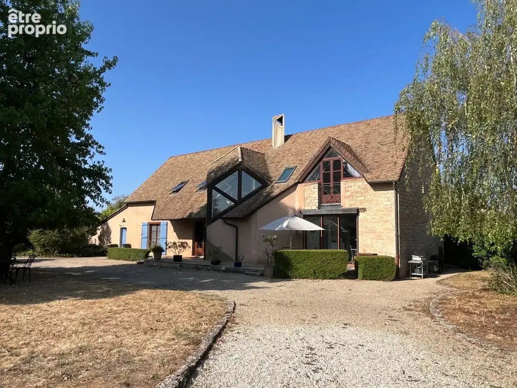 Maison à vendre 10 pièces au coeur de CUISERY (71), avec piscine - photo 3