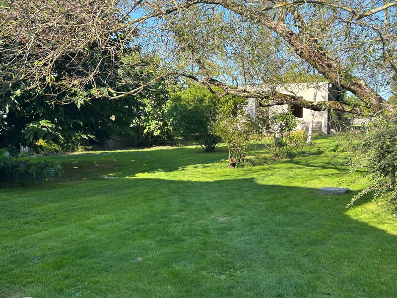 Propriété de charme sur 2 300 m² de terrain arboré sans vis-à-vis offrant calme espace et potentiel exceptionnel CHAMPCEVRAIS (8 - photo 8