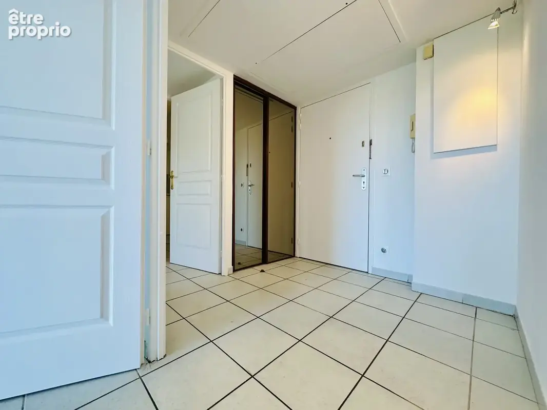 Exclusif lattes - magnifique t2 de 52m2 avec terrasse, parking et cave dans residence standing a 150m du tram - photo 1