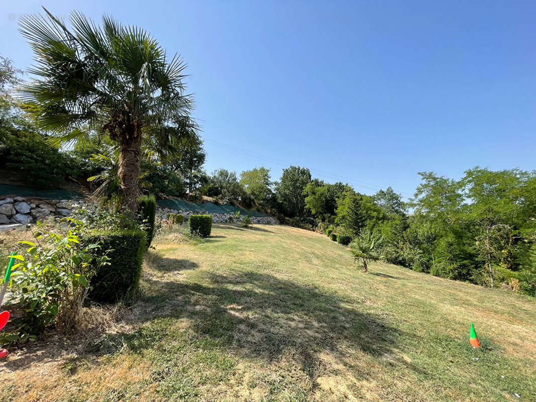 A MIREMONT, dans le centre du village, terrain de 1381 m² constructible. - photo 8