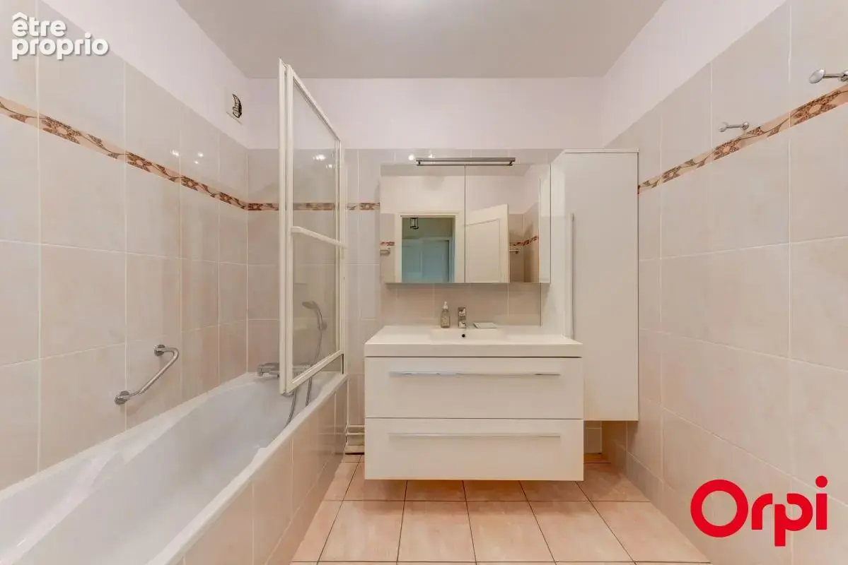 CALUIRE BOURG - T5 de 106,90 m² traversant dans résidence de standing - photo 12