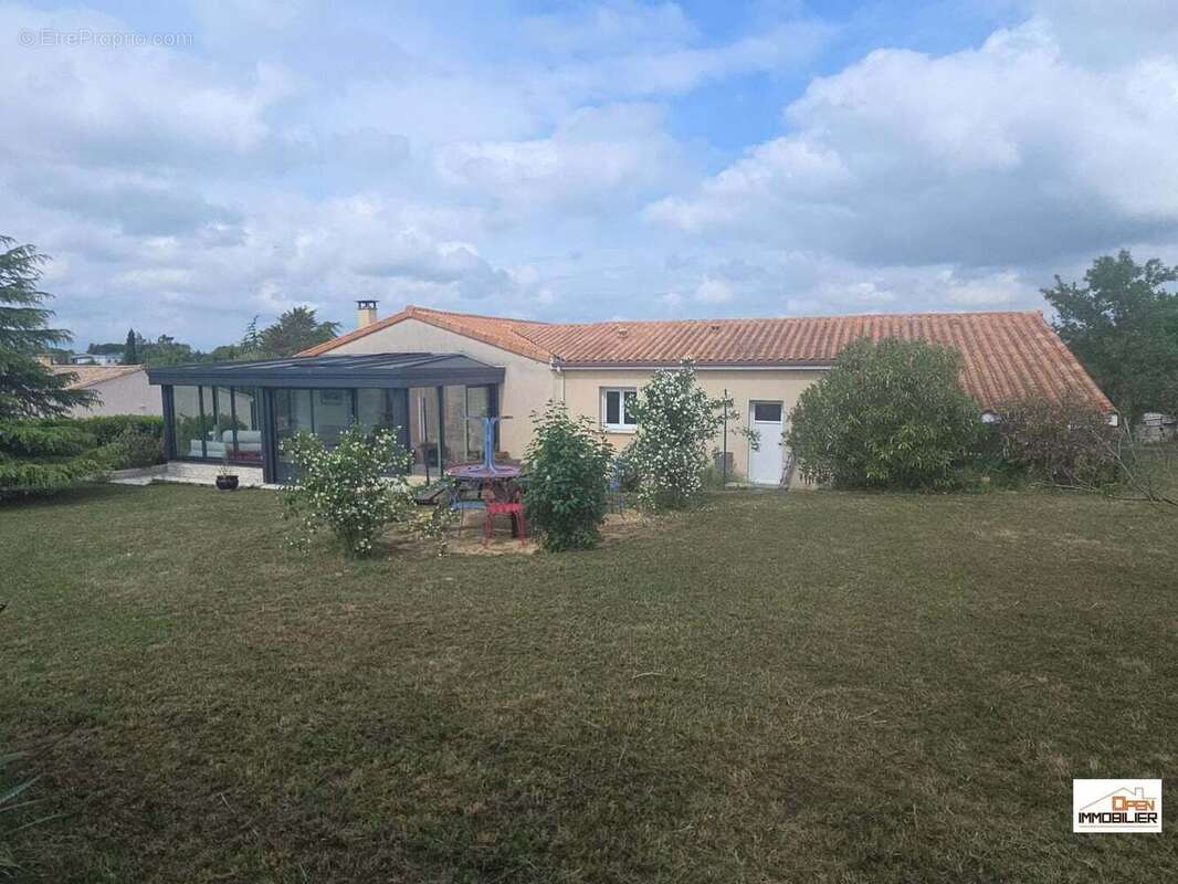 Maison à DOUZAT