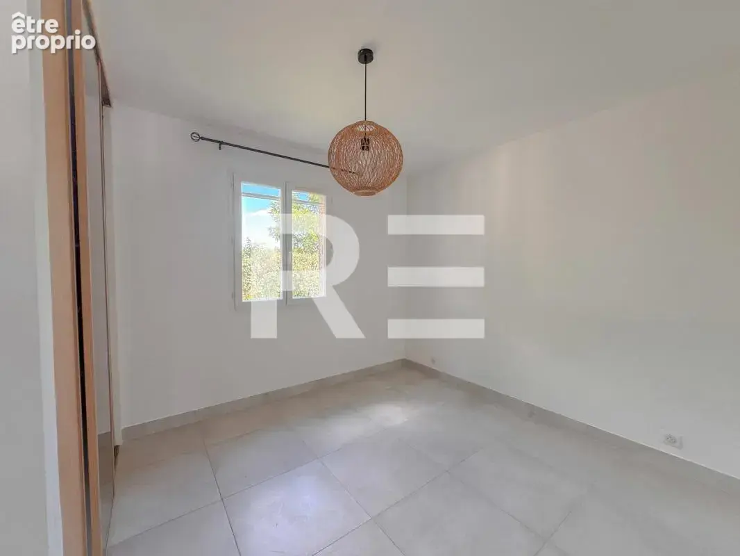 Bellegarde – villa plain-pied, piscine & jardin 1 000 m² - photo 8