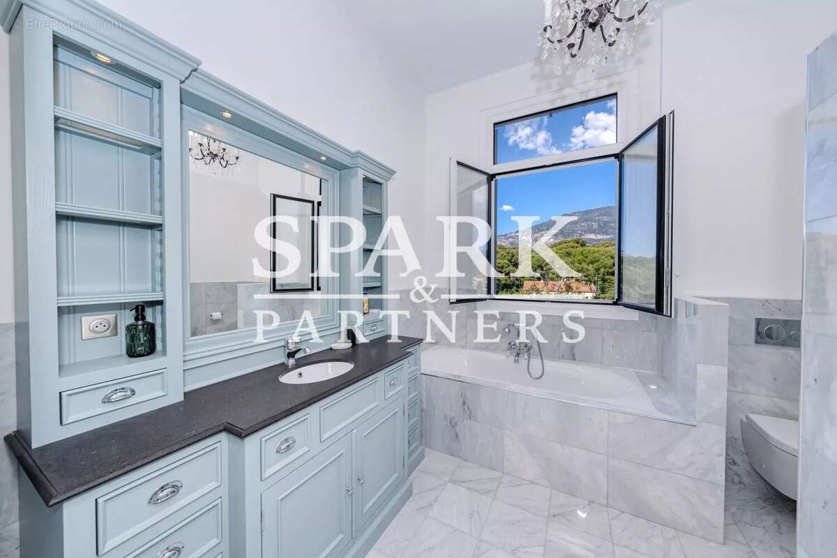 Appartement à ROQUEBRUNE-CAP-MARTIN