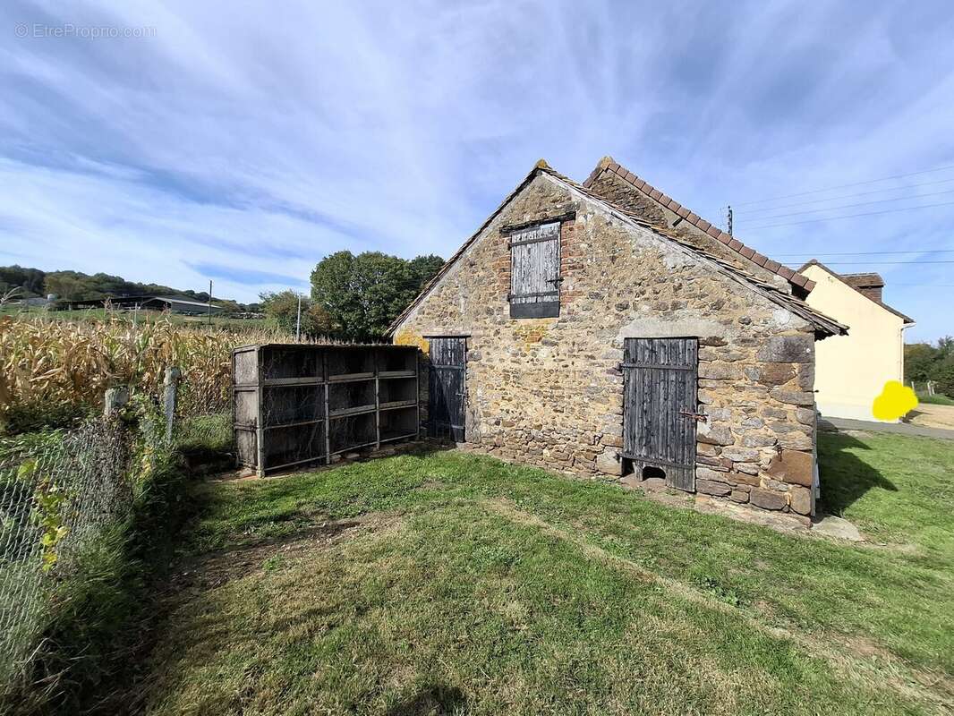 Terrain à SAINTE-SABINE-SUR-LONGEVE