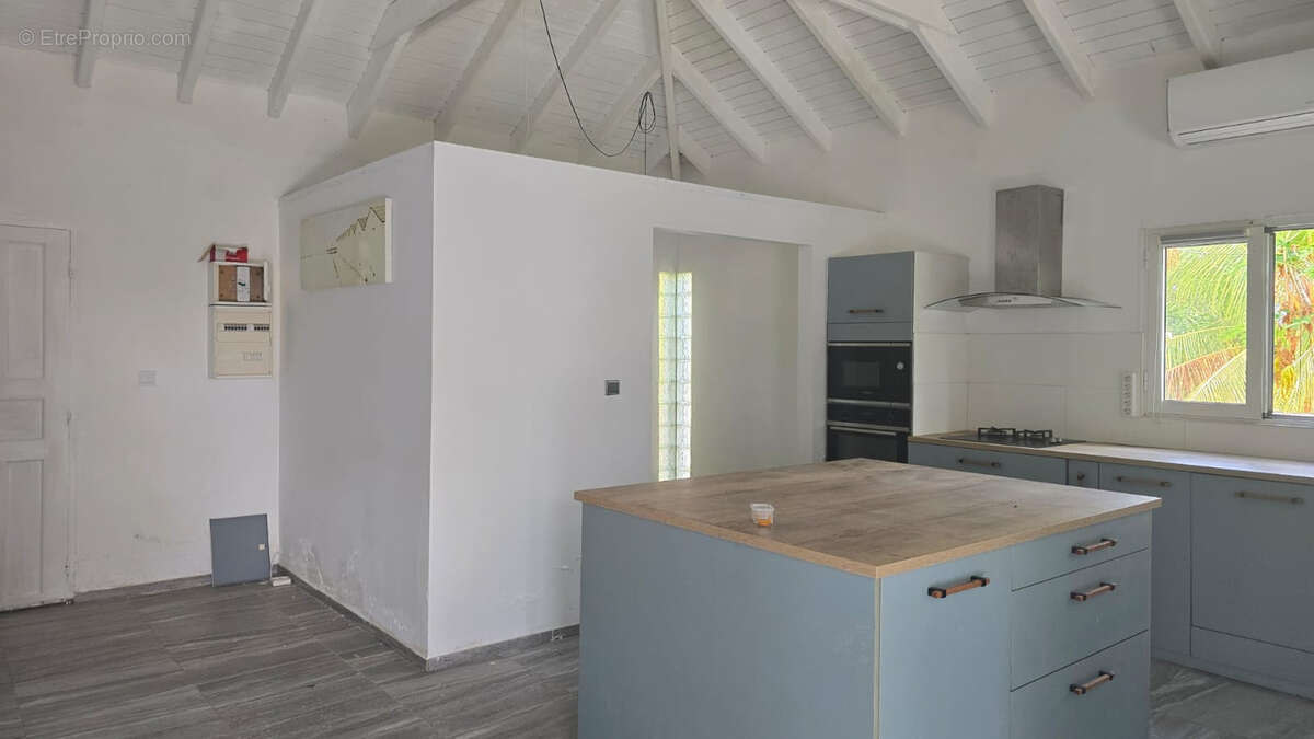 Villa avec fort potentiel sur un terrain de 721 m2, à deux pas de l'embarcadère de Pinel - photo 7