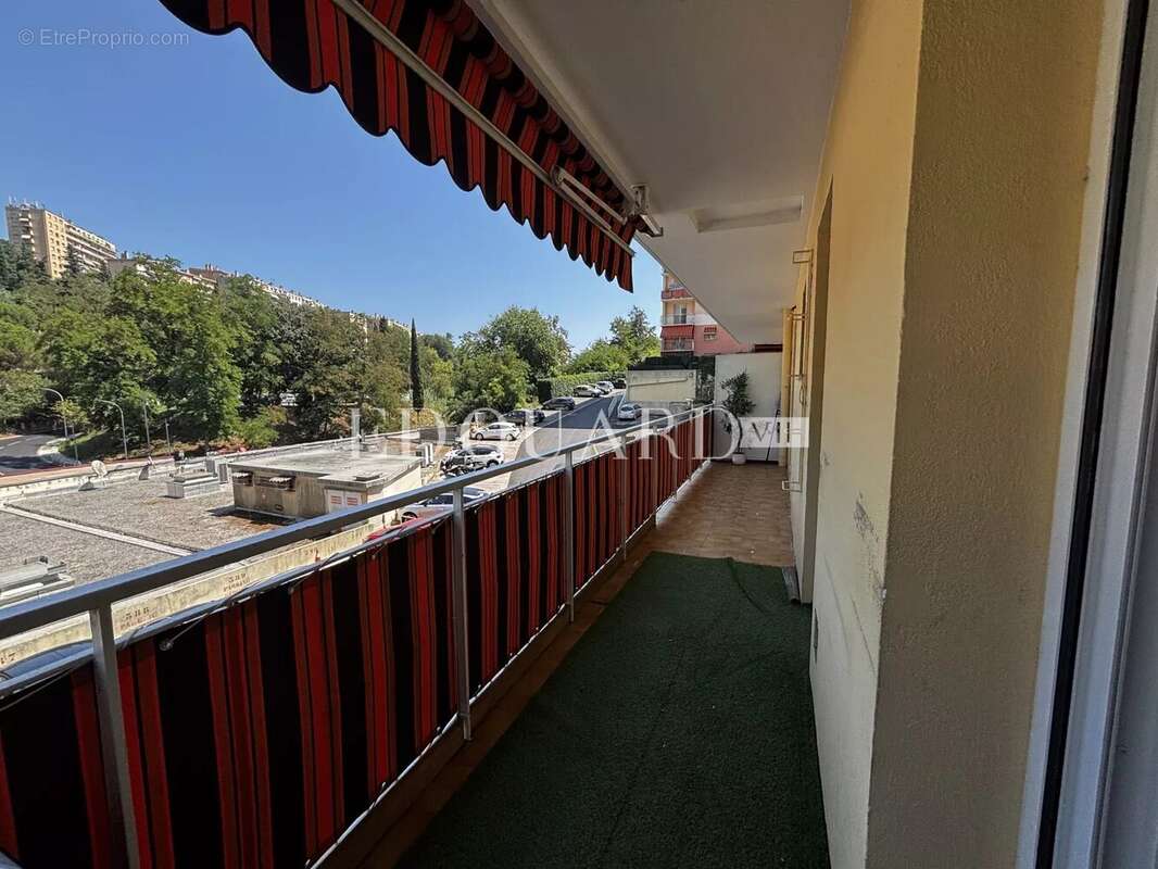 Sur la commune de Menton, en exclusivité deux pièces en bon état avec terrasse et vue dégagée - photo 8