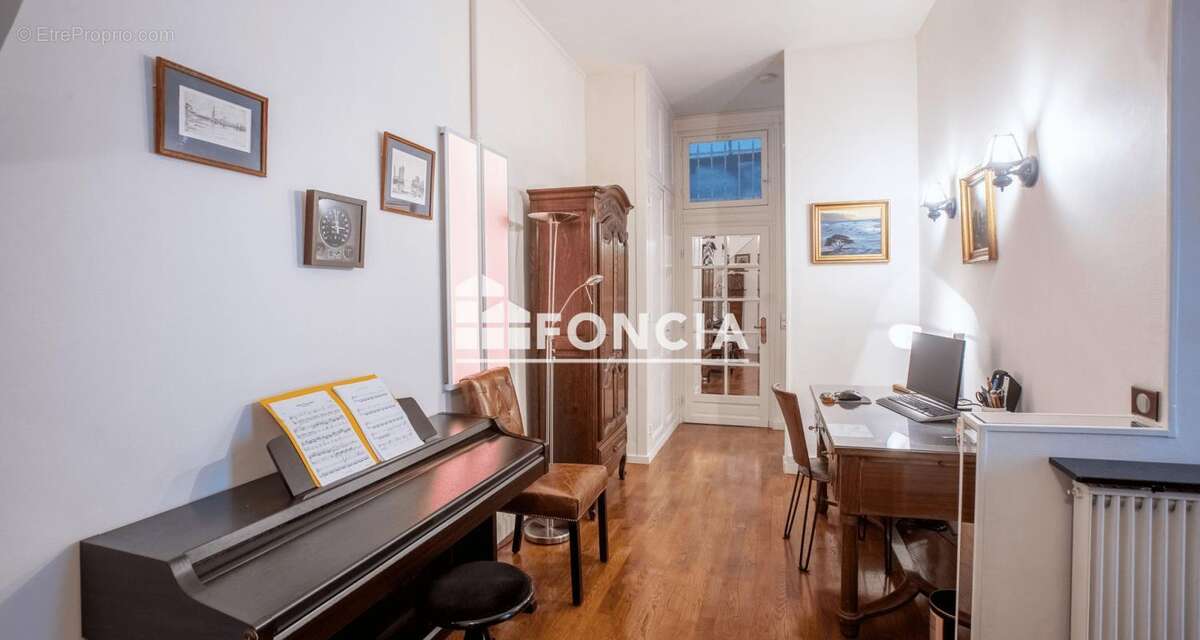 Appartement à PARIS-16E