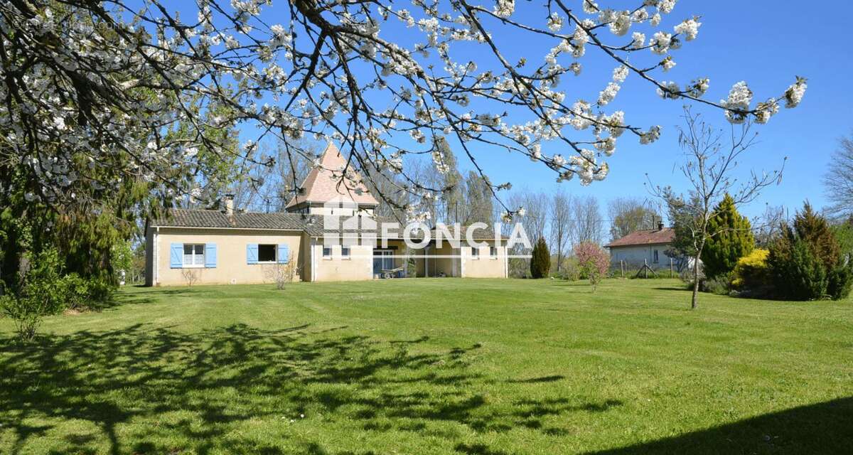 **Maison d'architecte périgourdine avec dépendance, piscine couverte à finaliser et vaste terrain en bord de Dordogne. À 800 m d - photo 2