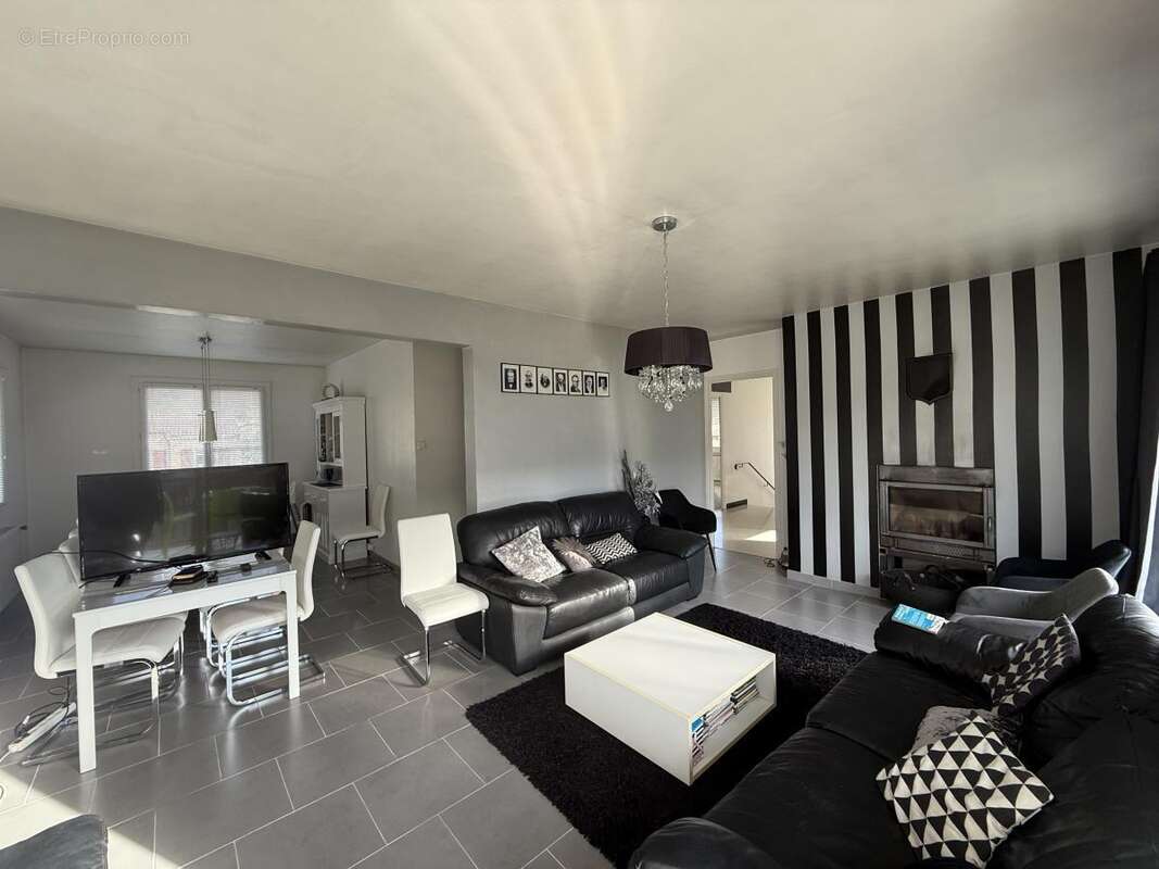 Maison à SAINT-LAURENT-DU-PAPE