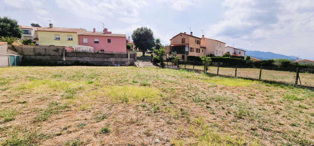 Terrain à LE PERTHUS