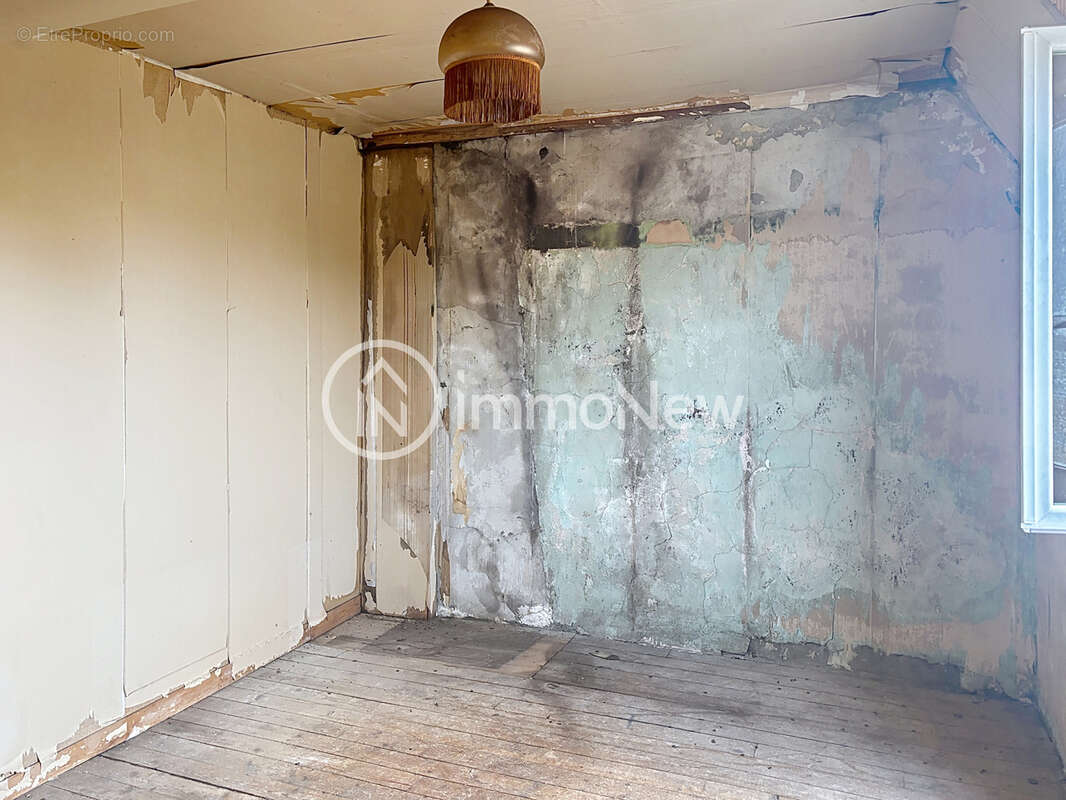 Maison en pierre a renover 100 m2 avec un terrain de 1400 m2 environ et dependances - photo 7