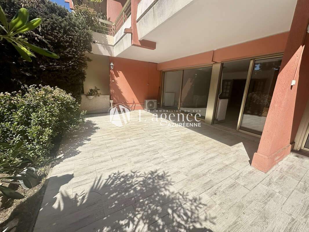 Appartement à SAINT-LAURENT-DU-VAR
