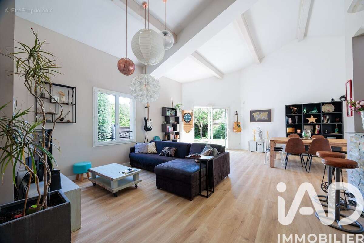 Photo 4 - Maison à SAINT-GENIS-LES-OLLIERES