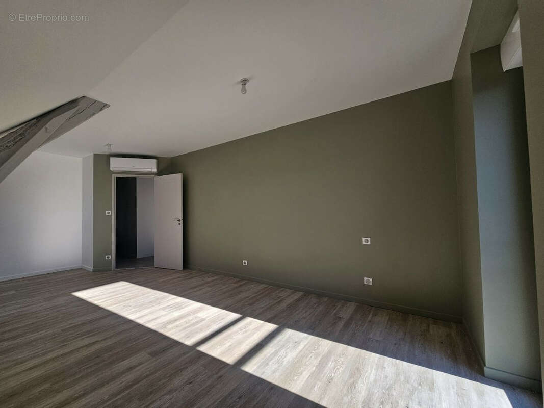 Maison à CREUZIER-LE-VIEUX