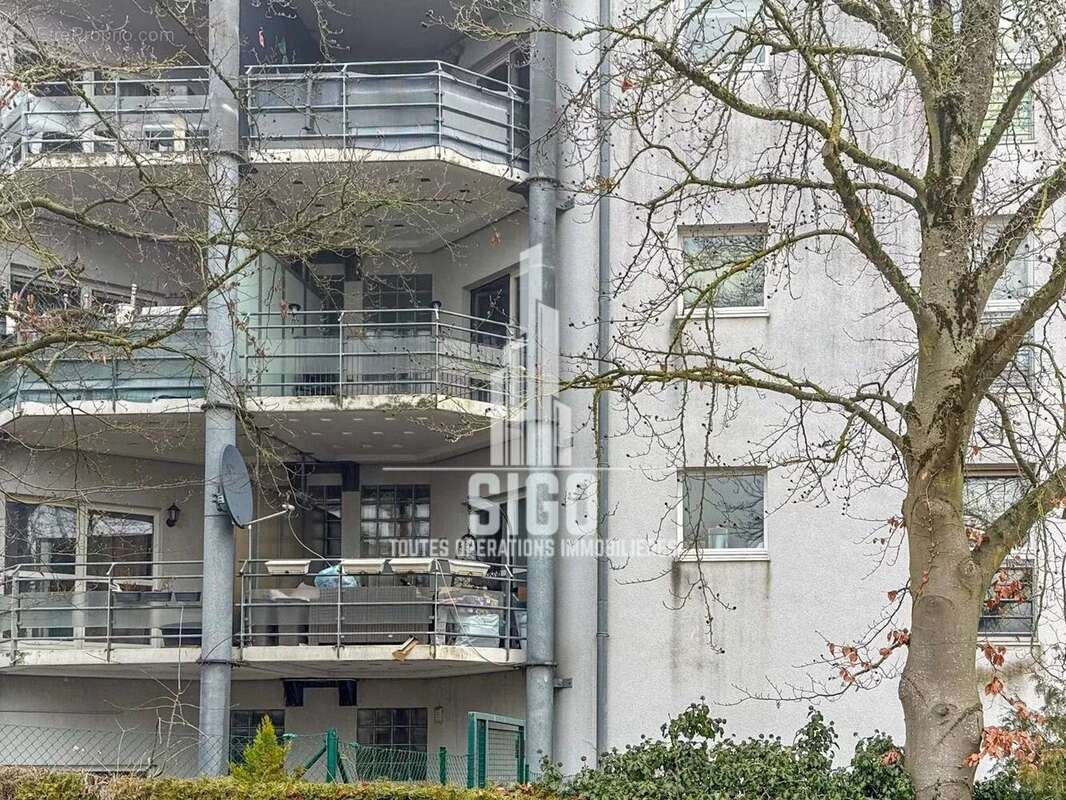 Appartement à COMBES