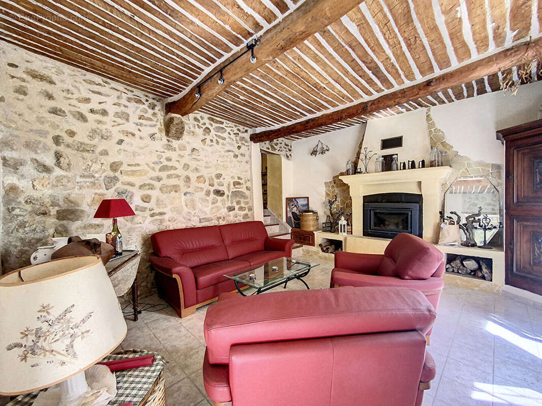 Cuisine sur terrasse, charme. Maison de village provençale 105 m², 5 pièces, terrasse 35 m² - photo 5