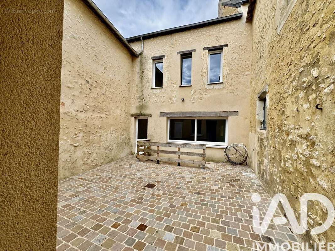 Maison 104 m² à Noyen-Sur-Sarthe  - photo 2