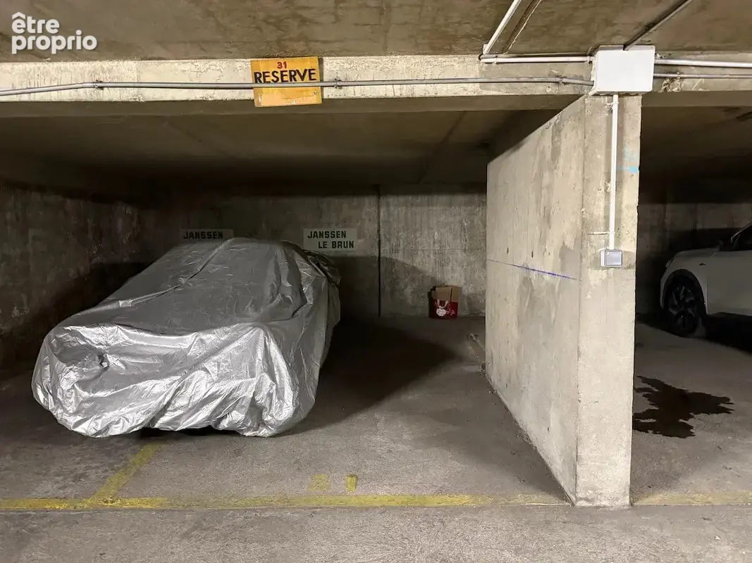 Photo Parking à Paris-16e au prix de 65 000€