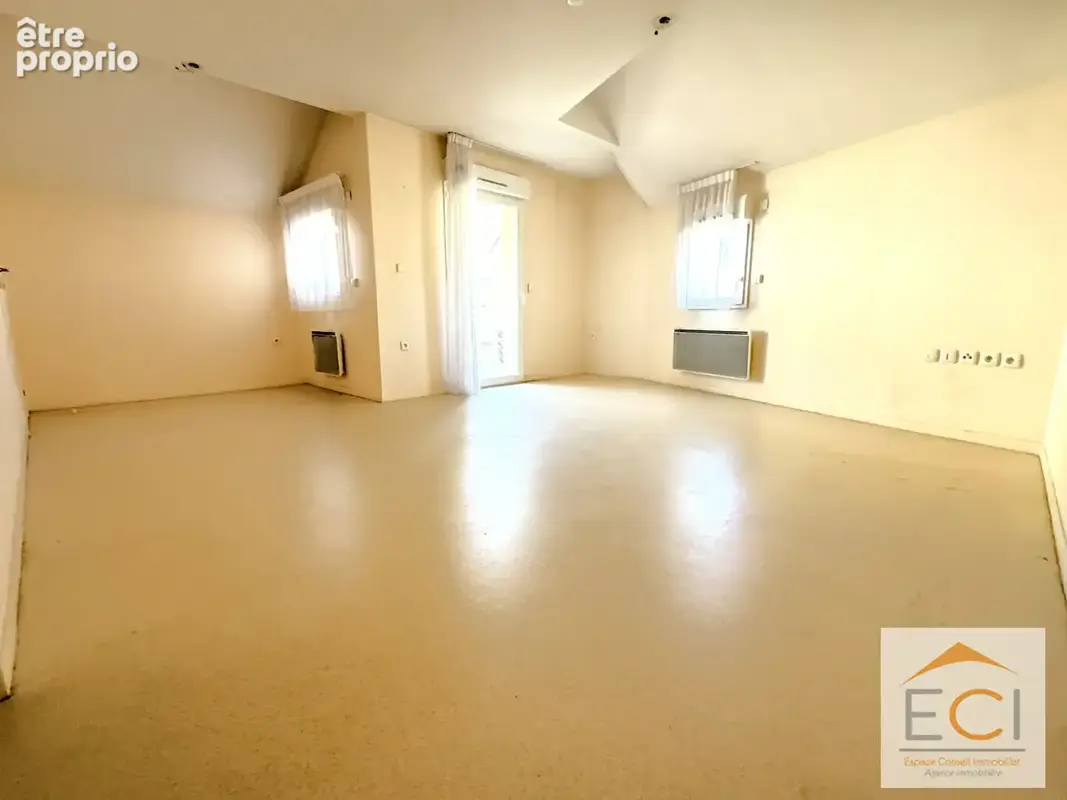 À vendre - Appartement T3 au dernier étage avec terrasse - photo 2