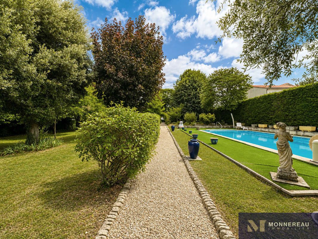 Maison bourgeoise avec parc et piscine en coeur de ville - photo 27
