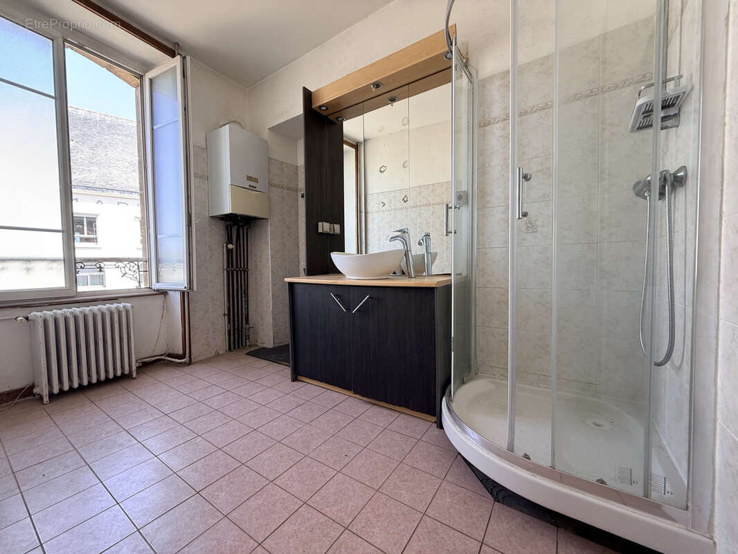 Bel appartement de 108 m2 - plein centre-ville d'AUDIERNE - T4 avec 3 chambres en duplex - vue sur Goyen - photo 5