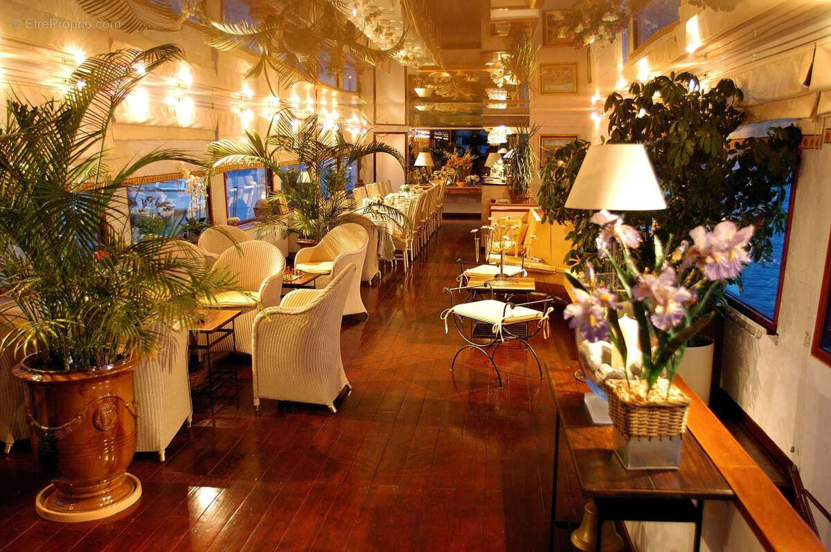 Commerce à AIGUES-MORTES