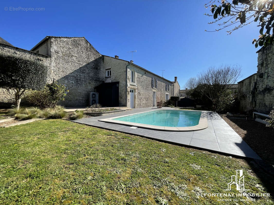 Maison 268 m² à Nalliers  - photo 2