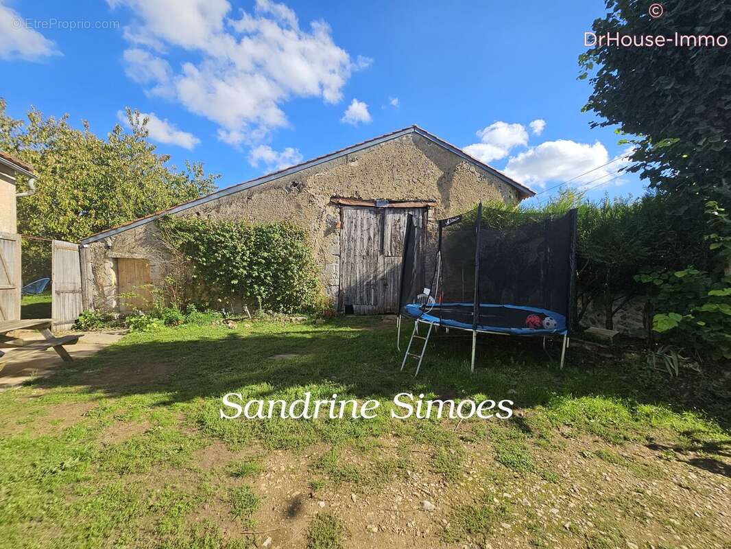 Maison à LUSSAC-LES-CHATEAUX