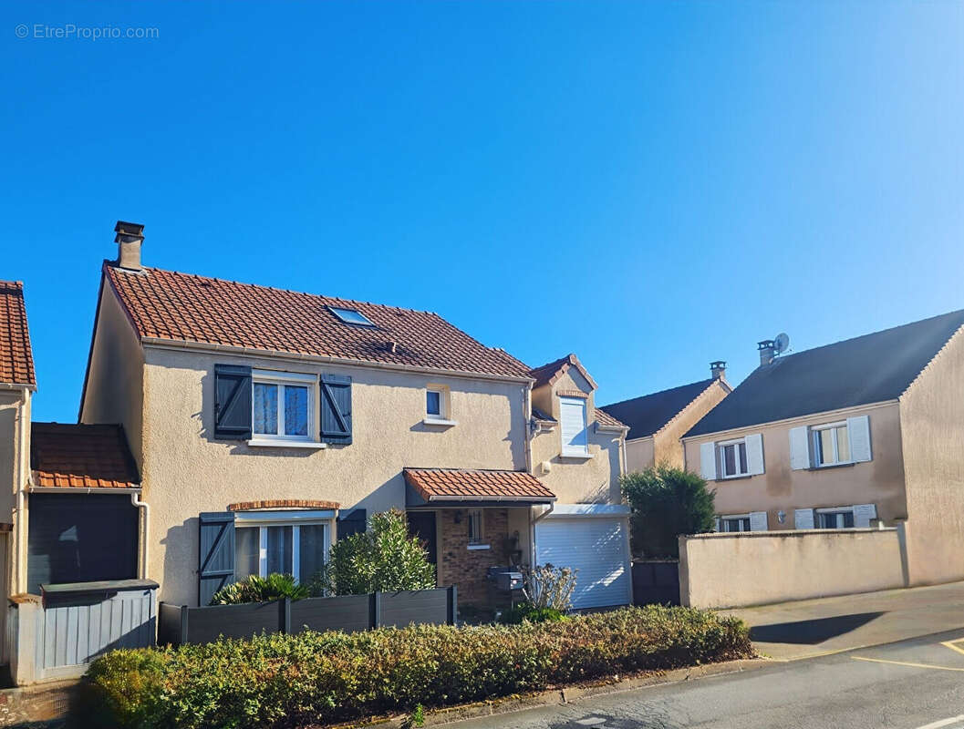 Maison à SAVIGNY-LE-TEMPLE