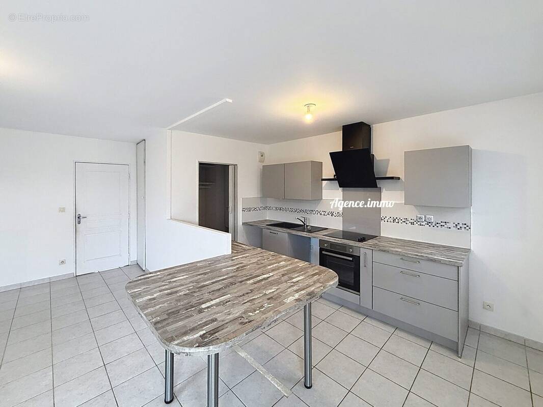 Appartement à LA VILLE-AUX-DAMES