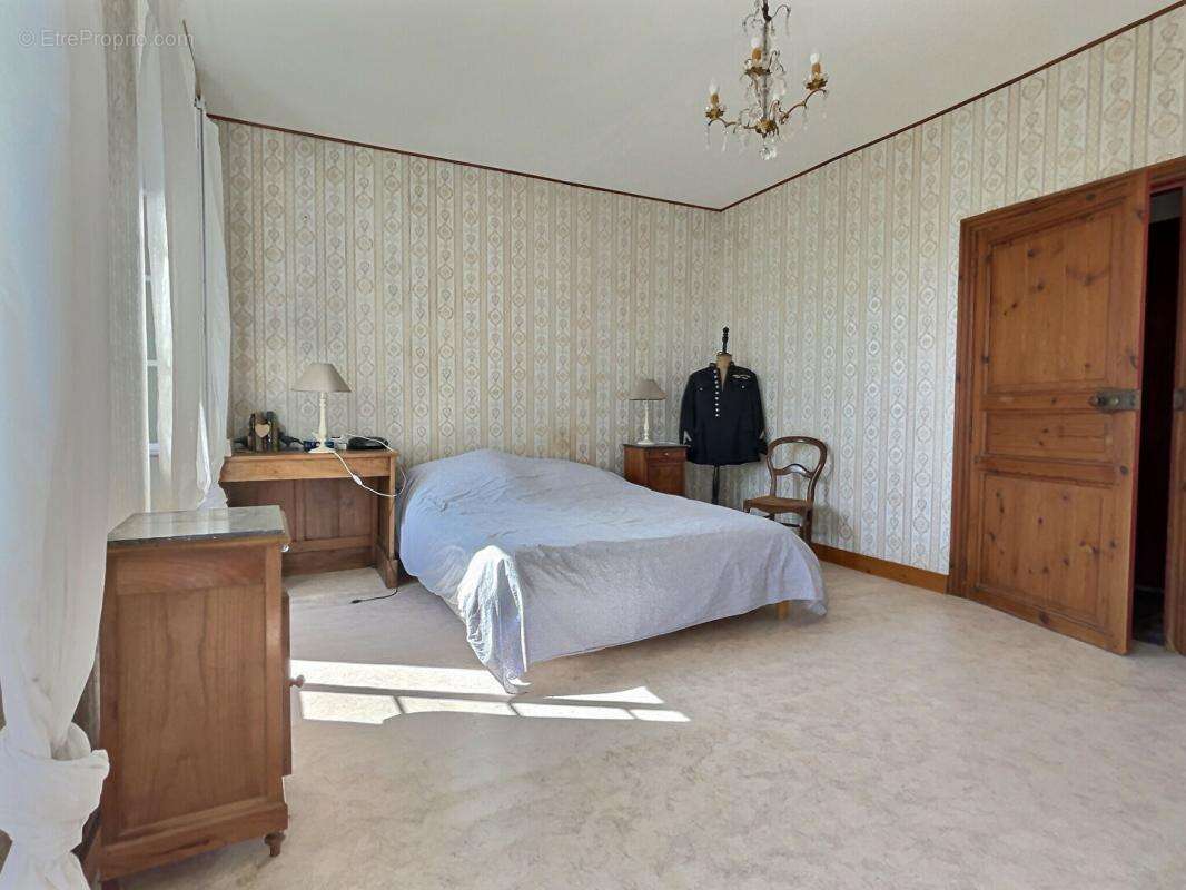 17250 - Maison La Vallée 5 pièce(s) 140 m2 + 120 m2 à finir de rénover - - photo 11