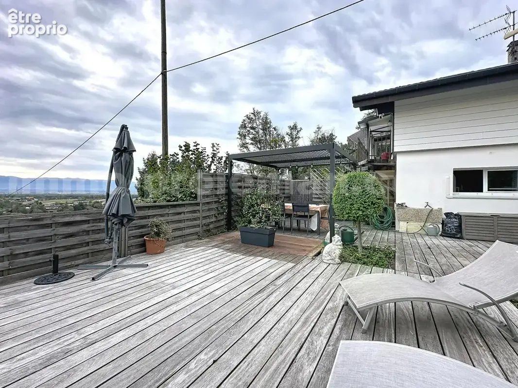 Chalet_individuelle_Machilly_calme_frontiere_suisse_geneve_salon_sejour_cuisine_terrain_terrasse_jardin